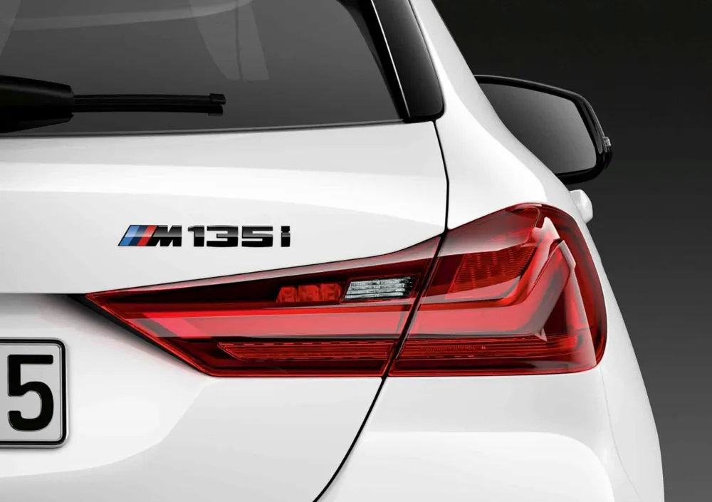 Надпись M135i чёрный окрашенный 1er BMW 51142472850